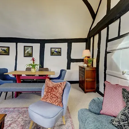 Loft Cottage: Tudor Retreat Near Stratford-Upon-Avon Exterior photo