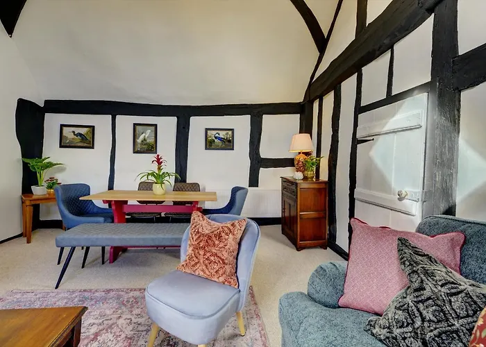 Loft Cottage By Spa Town Property - 2 Bed Tudor Retreat Near To Stratford-Upon-Avon, Warwick & Solihull