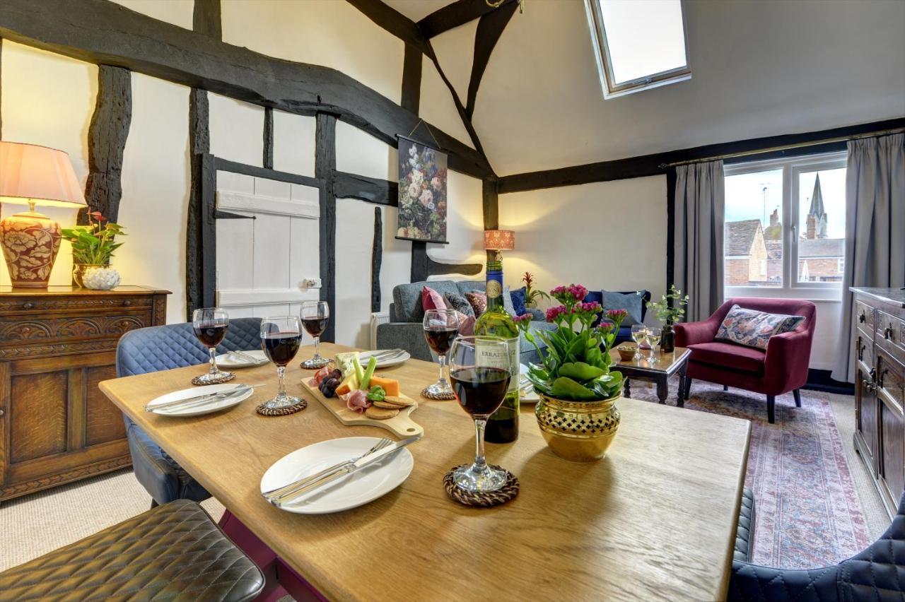 Loft Cottage: Tudor Retreat Near Apartment *