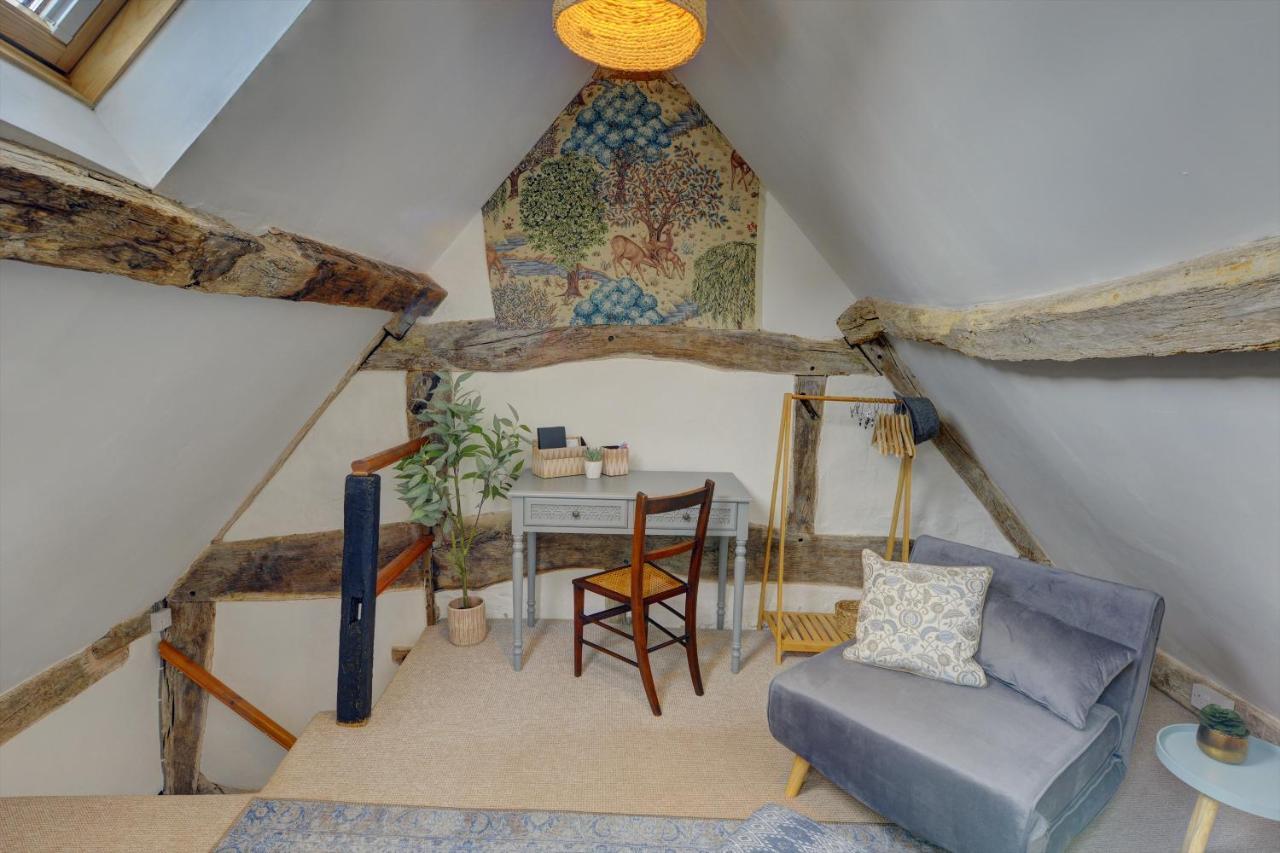 Loft Cottage: Tudor Retreat Near Apartment *