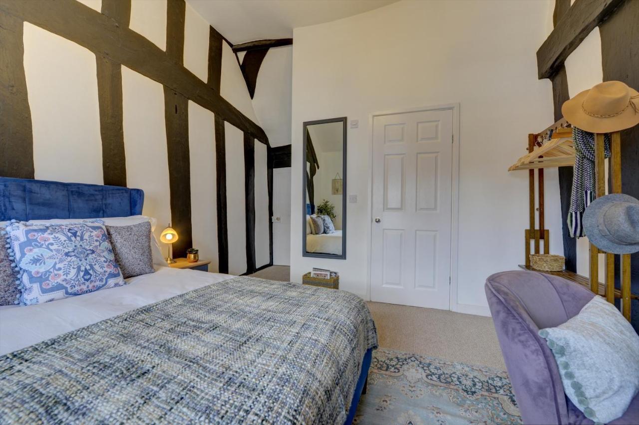 Loft Cottage: Tudor Retreat Near Apartment