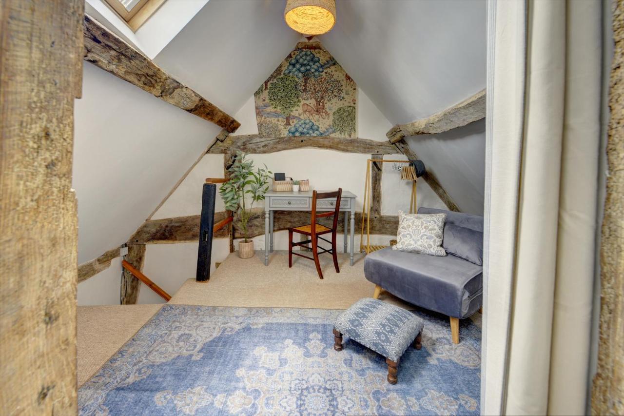 Loft Cottage: Tudor Retreat Near Apartment *