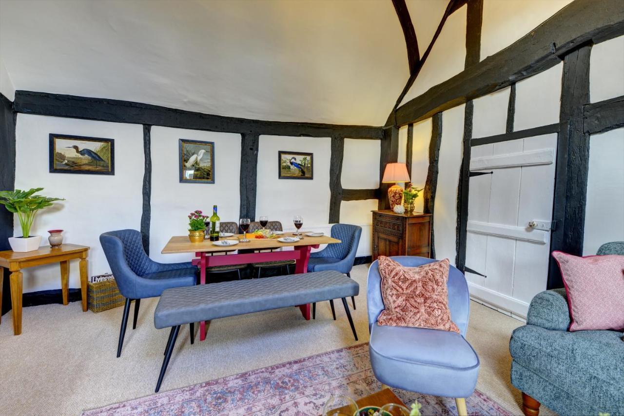 Loft Cottage: Tudor Retreat Near Apartment *
