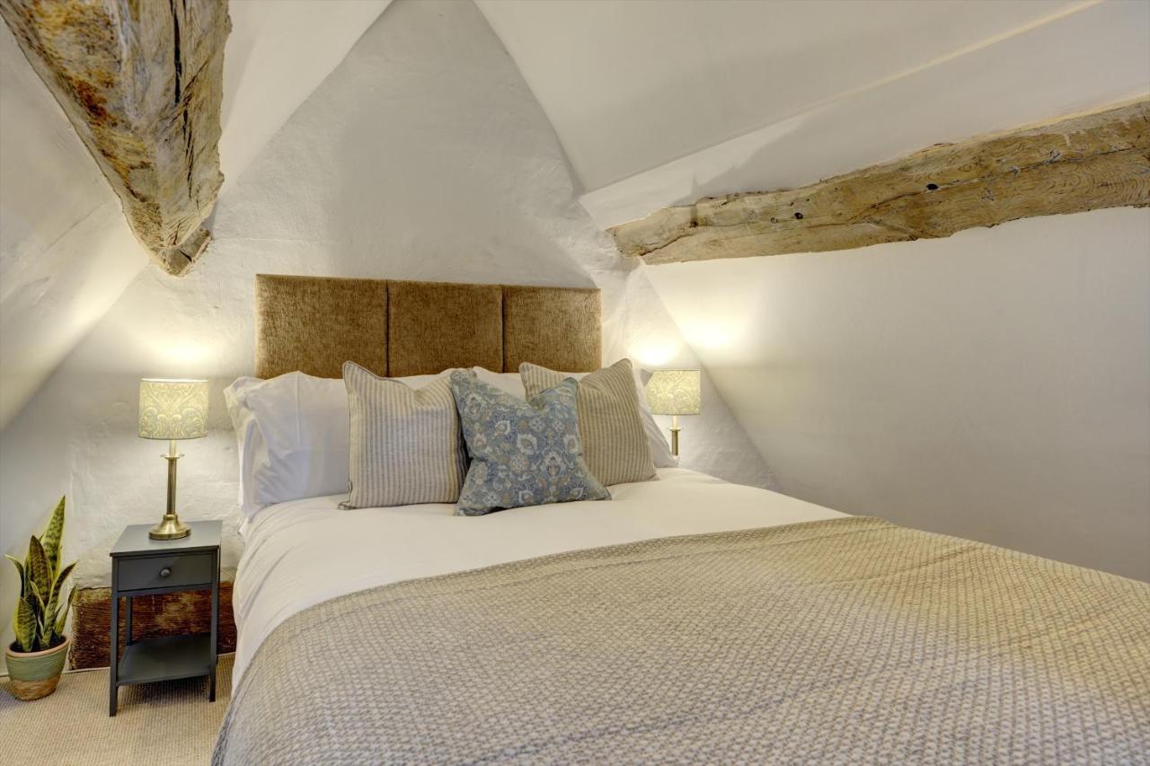 Loft Cottage: Tudor Retreat Near Apartment *