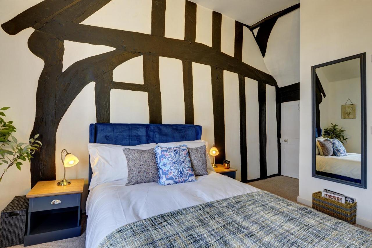 Apartment Loft Cottage: Tudor Retreat Near *