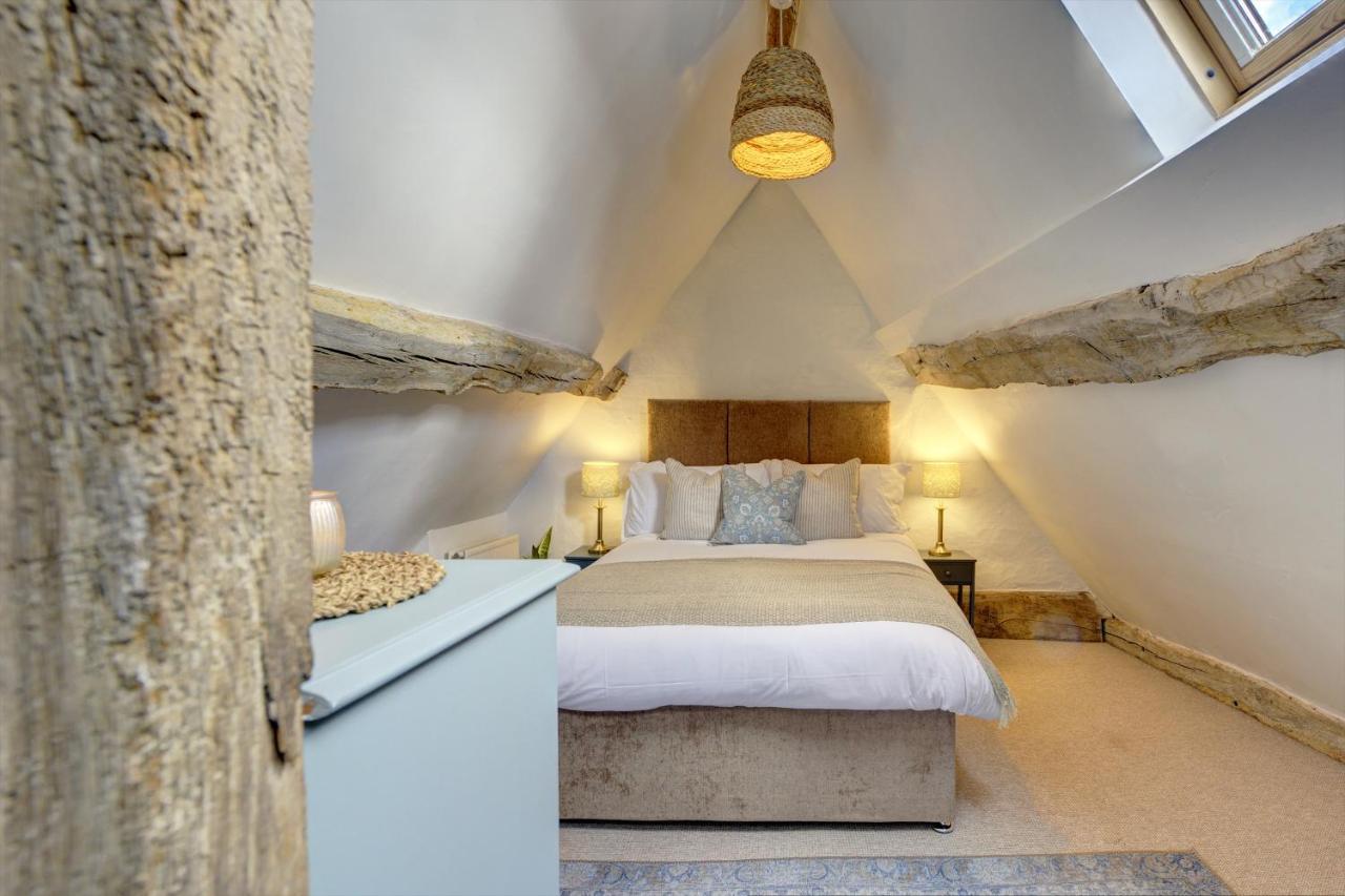 Loft Cottage: Tudor Retreat Near Apartment *