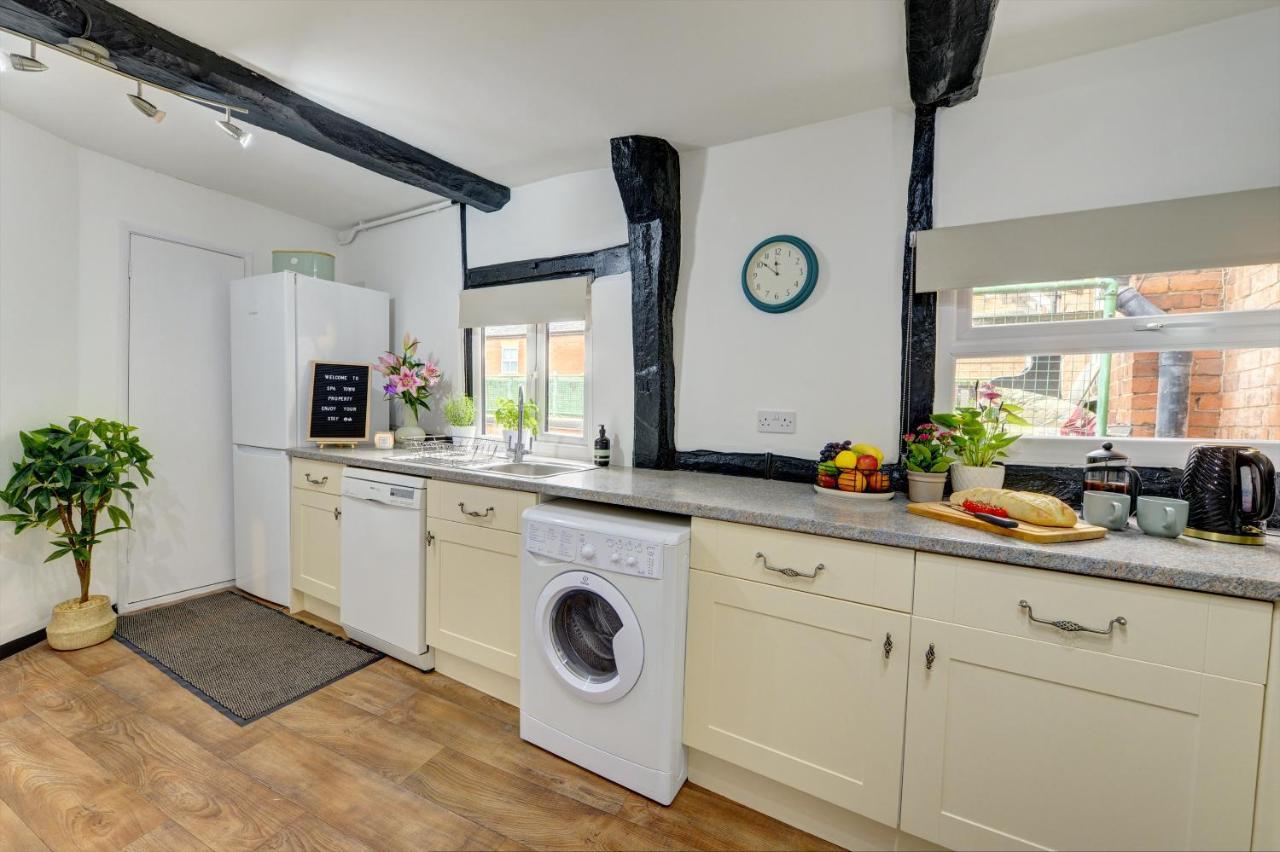 Apartment Loft Cottage: Tudor Retreat Near *